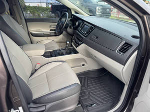 Auto Usado de Calidad a Precio Accesible, K-i-a Sedona LX 2018, Volante a la Izquierda - Product Image 4