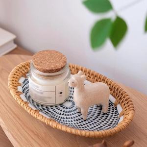 Assiette en rotin artisanale de qualité supérieure avec incrustation de coquillages colorés - Panier de rangement rond de luxe pour décorations d'intérieur - Product Image 1