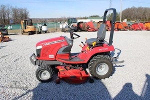 Tracteur agricole Massey Ferguson GC1705 avec chargeur frontal et pelle arrière, tracteur utilitaire pour l'agriculture en terrain accidenté et la manutention de matériaux - Product Image 3