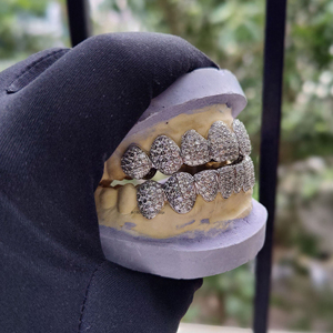 Custom Rose Gold Iced Grillz para Hombres Mujeres Hecho a mano Hip Hop Bling Boquilla VVS1 Moissanite Diamonds Top Teeth VVS1 Moissanite - Product Image 3