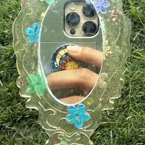 Miroir à main en résine avec finition lisse et brillante, parfait pour un usage quotidien, le maquillage ou des fins décoratives, ajoutant une touche élégante - Product Image 1