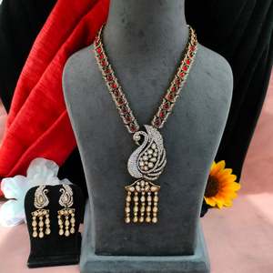 สร้อยคอจี้นกยูงเพทายวิคตอเรียการจัดเรียงอย่างสง่างามของหินเพทายประกายที่ดึงดูดแสงจากทุกมุม - Product Image 5