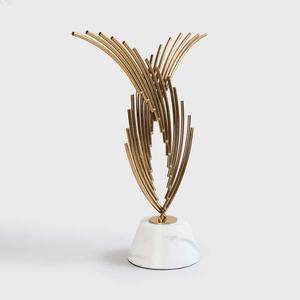 Objet de décoration artisanal contemporain en métal et marbre, personnalisé pour la décoration de la maison - Product Image 6