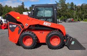 Chargeuse compacte KIOTI 74 CV en excellent état, 3 tonnes, type Kubota SVL75, avec godet, cabine fermée, prix bas, moteur principal, pompe - Product Image 4