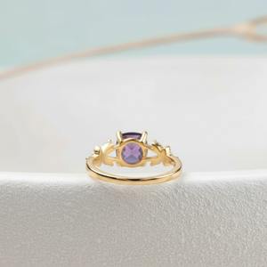 แหวนหมั้นรูปปีกสำหรับผู้หญิง ดีไซน์มินิมอล ประดับเพชรซิคอน เงินแท้ 925 ชุบทอง 18K  แบบหนามเตย  สำหรับเดือนกุมภาพันธ์ - Product Image 4