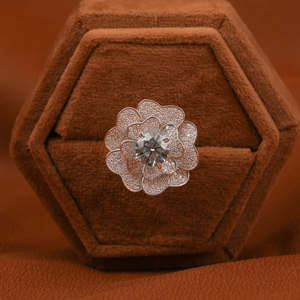 Anillo de mujer de oro macizo de 18 quilates con diamante redondo pequeño y propuesta de diamante cultivado en laboratorio de tono azul Diseño de flores Certificado IGI - Product Image 6