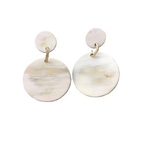 Boucles d'oreilles Chevron en corne de buffle avec anneau en laiton Boucles d'oreilles angulaires en corne de boeuf avec surface en corne polie élégante - Product Image 1