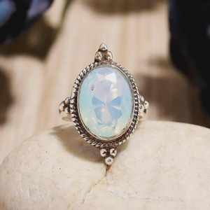 Anillo de ópalo lechoso hecho a mano, joyería de plata de ley, piedra de nacimiento de octubre, regalo para mujeres, elegante y único - Product Image 4