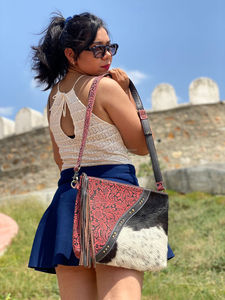 Sac à bandoulière en cuir de fourrure avec cheveux usinés de style occidental unique Sac latéral de style vintage en cuir de fourrure usiné de couleur en relief pour femmes - Product Image 4