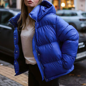 Chaqueta acolchada para mujer para la temporada de frío, fabricada con relleno aislante, capa exterior transpirable, acolchada, cálida, para invierno. - Product Image 3