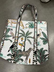 Sac fourre-tout matelassé de luxe blanc pour femmes grande capacité sac à provisions de voyage décoratif personnalisé imprimé jungle avec cordon de serrage - Product Image 6