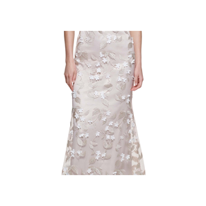 Vestido de Noche Eliza J Beige/Blanco con Apliques Florales, Cuello Redondo, Silueta Ajustada, Largo hasta el Suelo, Talla XL - Product Image 6