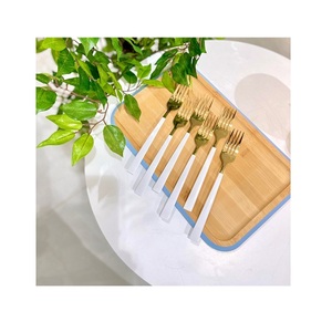 Juego de cubiertos de diseño moderno en metal dorado y blanco para uso en el hogar, hoteles y restaurantes. - Product Image 1