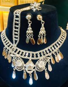 Ensemble de collier de bijoux de mode de Dubaï en plaqué or 24 carats vintage Boucles d'oreille Bracelets Peignes Broches Classique Perle Fleur Anniversaire - Product Image 3