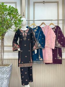 Ensemble de robe d'hiver 3 pièces Ssumaira Collection, broderie moderne en coton, salwar kameez, séchage rapide, coupe classique pour les fêtes - Product Image 5