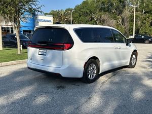 Superb White 2024 Chrysler Pacifica Touring L FWD Usado con asientos de cuero Navegación Tercera fila Asientos Arranque remoto - Product Image 3