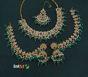Ensemble de bijoux élégants pour mariage indien, orné de pierres CZ et de perles, collier, boucles d'oreilles, chaîne de cheveux et mangtika - Product Image 1
