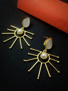Pendientes tradicionales de latón hechos a mano para mujeres y niñas, joyería contemporánea chapada en oro para bodas, a un precio razonable - Product Image 3