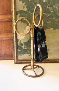 Elegante toallero de latón para decoración moderna, fabricado con metal de primera calidad y acabado de superficie pulida suave. - Product Image 3