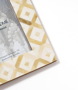 Cadres photo modernes de luxe imperméables avec incrustations d'os, orientation verticale pour une présentation sur table par Crescent Crafts - Product Image 3