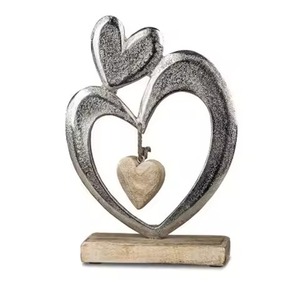 Elegante Adorno de Corazón de Metal con Base de Madera, Decoración Creativa para Mesa, Hogar, Oficina, Estante o Sala de Estar - Product Image 1