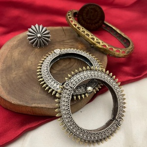 Conjunto de brazaletes redondos de plata oxidada a la moda, diseño para mujer para fiesta de boda, colección étnica tradicional y de recepción - Product Image 1