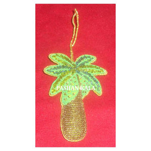 Verde y dorado con cuentas hecho a mano blanco Zari bordado trabajo cocotero forma árbol de Navidad adornos colgantes en cantidad a granel - Product Image 1