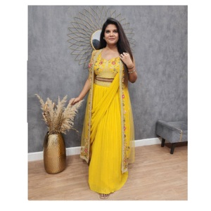 เซ็ตส่าหรีสไตล์ตะวันตกสามชิ้นจากดีไซเนอร์อินเดียชุดงานแต่งงานโคติแบบชนเผ่าทันสมัยสำหรับปาร์ตี้ - Product Image 1