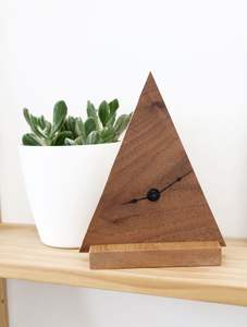 Horloge de bureau turquoise minimaliste moderne, triangle géométrique, décoration de table unique, design créatif, chambre à coucher, bureau, salon - Product Image 3