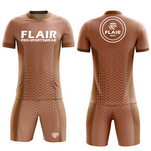 Ensembles d'uniformes de maillots de football confortables et respirants de meilleure qualité au design personnalisé Service OEM pour les jeunes joueurs de sexe masculin Coupe automatisée - Product Image 6