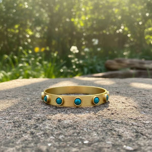 กำไลข้อมือแบบเปิดสีทองด้านประดับด้วยหินเทอร์ควอยซ์  เครื่องประดับที่มีสไตล์และโดดเด่นสำหรับทุกโอกาส - Product Image 5