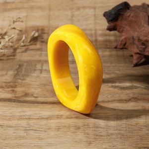 Bracelet rond en résine acrylique colorée, fait main, modèle artisanal, pour femmes - Product Image 4