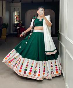 Haga una declaración de moda con nuestra moderna ropa de fiesta lehenga choli, perfecta para ofrecer una amplia gama de Kurtis especiales - Product Image 4