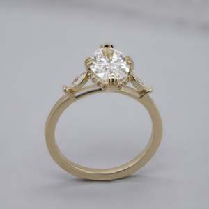 Anillo de Compromiso Vintage en Oro Amarillo con Halo Oculto, Diamante Ovalado Cultivado en Laboratorio, Diseño de Tres Piedras, Certificado IGI - Product Image 5