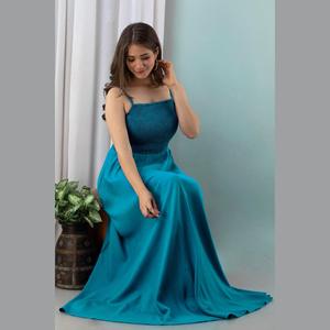 Vestido de fiesta azul cielo de satén estilo imperio con lentejuelas, pedrería y abertura - Product Image 4