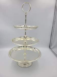 Exhibidor de Postres de Dos Niveles de Metal de Lujo Premium con Asa de Anillo, Acabado Dorado y Plateado, para Decoración de Mesa de Bodas y Fiestas - Product Image 4