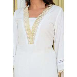 Kurta en mousseline blanc et or avec encolure en dentelle fantaisie, dupatta en organza et pantalon - Product Image 6