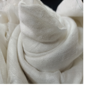Tissu tissé 100% coton biologique pour l'utilisation dans les vêtements, les artistes textiles, la teinture et les foulards - Absorbant l'humidité, poids moyen - Product Image 1