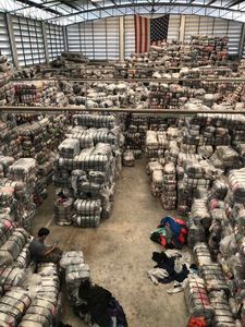 พาเลทเสื้อผ้าสำหรับเด็กและผู้หญิงแบบผสมพาเลทสำหรับฤดูร้อนชุดเสื้อผ้ามือสองคุณภาพสูงบรรจุในก้อน Moq 45กก. - Product Image 3