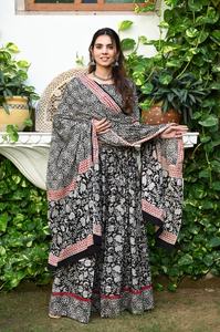 Conjunto de Lehenga Choli de Algodón Tradicional FABRIA, Dibujado a Mano, con Dupatta para Mujer, para Bodas/Fiestas, Disponible al por Mayor - Product Image 2