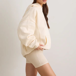 ชุดฮู้ดดี้ไหมพรมถักลายโลโก้แบบกำหนดเองสำหรับผู้หญิง ใส่สบายทรงโอเวอร์ไซส์ เหมาะสำหรับฤดูหนาว ผลิตจากผ้าฝ้ายที่เป็นมิตรต่อสิ่งแวดล้อม ระบายอากาศได้ดี พร้อมแขนเสื้อทรงปีกค้างคาว - Product Image 4