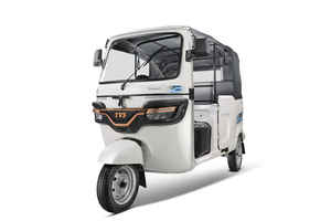 TVS KING EV MAX 2025, Triciclo Eléctrico de 3 Ruedas con Carrocería Cerrada para 4 Pasajeros, con Carga Rápida y Capacidad de Carga de 400 kg - Product Image 4