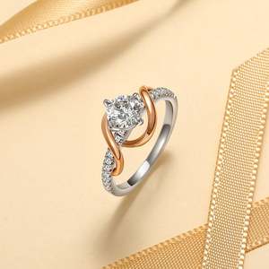Anillo de Compromiso Jeulia Amore con Diamantes de Dos Tonos - Anillo de Moda Romántico Chapado en Oro - Product Image 4