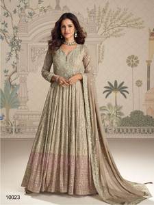 Robe Anarkali longue en tissu brodé avec un motif unique de papillon en tissu imitation lourd, ensemble de dupatta assorti pour les fêtes - Product Image 2