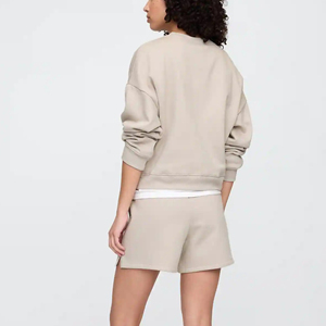 ชุดเซ็ตเสื้อสเวตเชิ้ตผ้าฟลีซและกางเกงขาสั้นลำลองแฟชั่นใหม่สำหรับผู้หญิง สไตล์สตรีท ปักลายเรียบๆ ทรงโอเวอร์ไซส์ 100% - Product Image 2