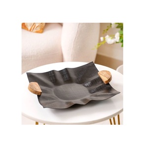 Bandeja de chocolate de metal de alta capacidad con mango de madera y detalles decorativos, perfecta para exhibiciones de chocolate y regalos a granel - Product Image 1