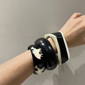 Ensemble de bracelets en résine de style indien, bijoux en acrylique de couleur vive pour femmes, accessoires de tenue de fête pour mariage et soirée - Product Image 1