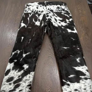 Pantalon en cuir de vachette coupe-vent pour homme avec logo personnalisé, vente en gros à prix abordable, faible MOQ - Product Image 1