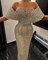 Robe longue chic vintage en satin avec bordure en dentelle, col montant, décorations en cristal et fleurs, style fête éco-responsable