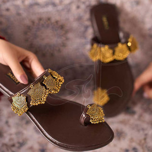 Kolhapuris pour femmes, fabriqués à la main, tendance mode, imprimés, antidérapants, dessus en cuir naturel, semelle souple et colorée - Product Image 3